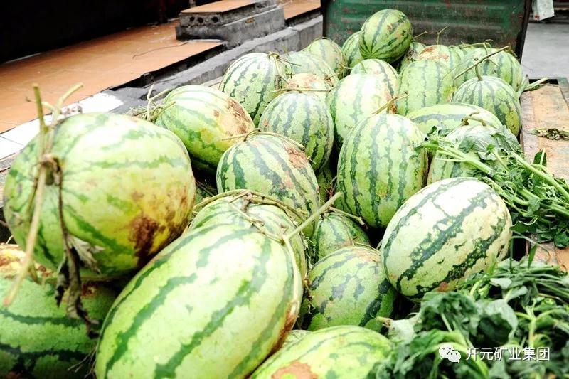 買下一整車西瓜，讓瓜農早點回家